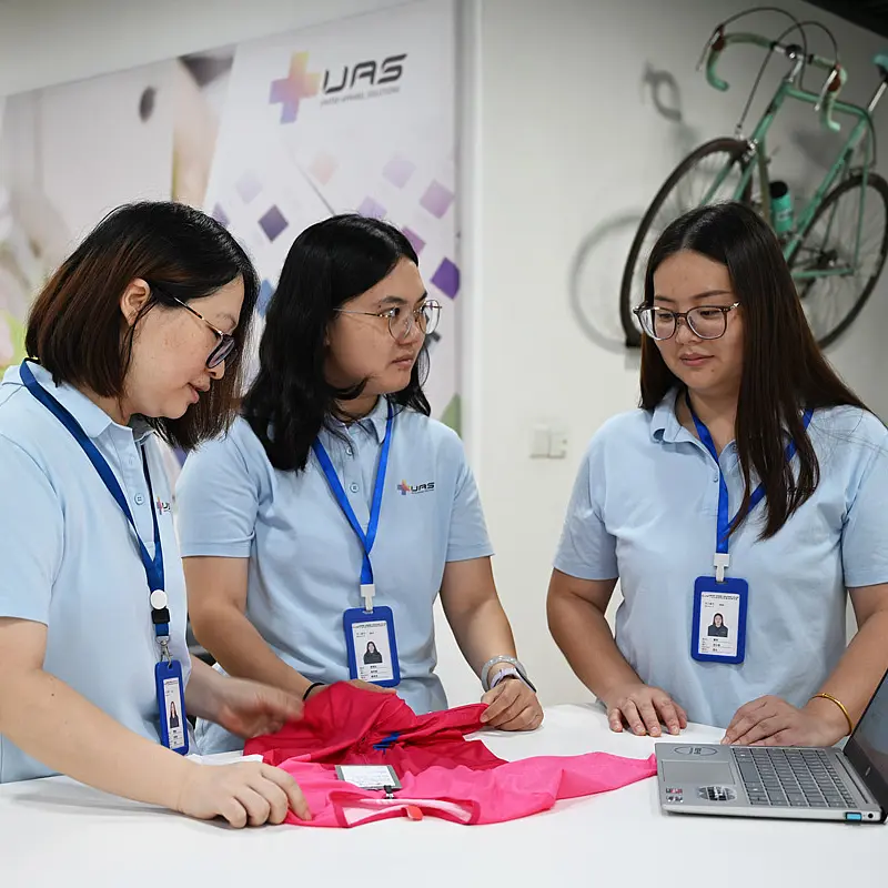 Mitarbeiter in der United Apparel Solutions Produktion