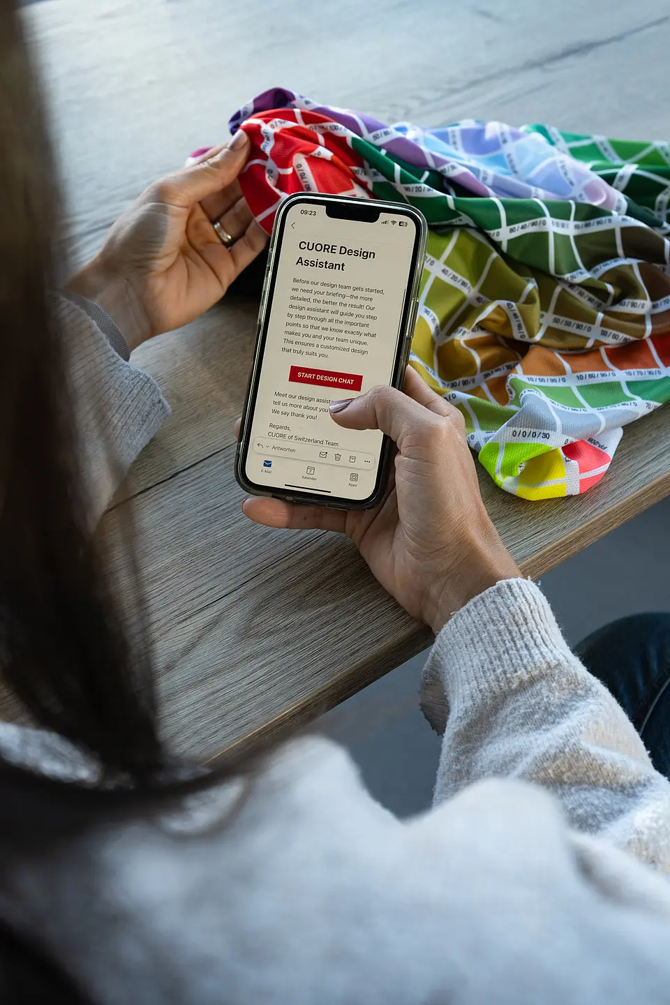 Nova Design Assistent auf einem Smartphone um ein Radtrikot selbst zu gestalten