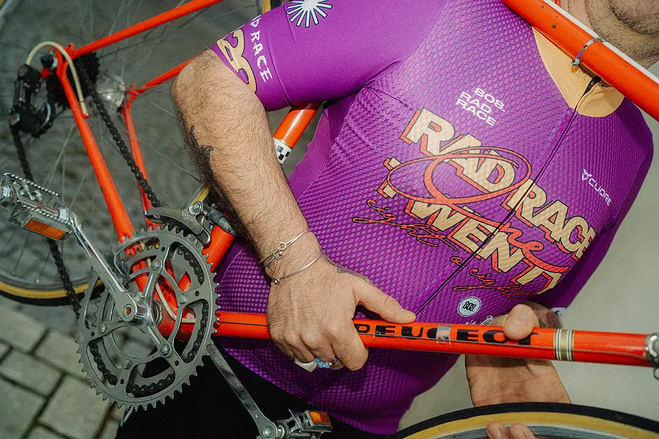 Fahrradfahrer beim Rad Race 120 in einem CUORE Radtrikot