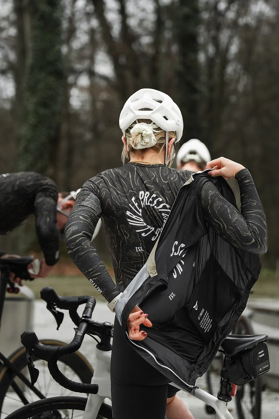Ein Radteam in individueller Radbekleidung von CUORE