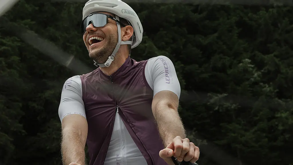 Radfahrer in individueller Radbekleidung von CUORE
