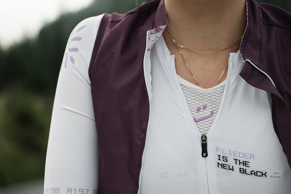 Individuelles Radtrikot mit passender Weste und Baselayer von CUORE