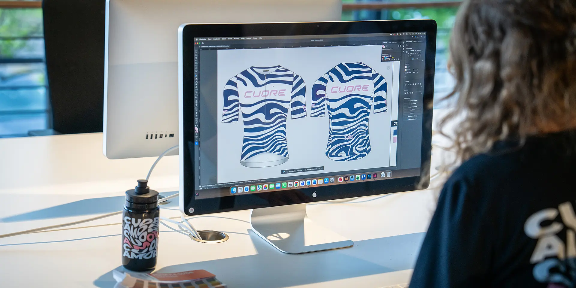 Ein Designer gestaltet ein individuelles Radtrikot für CUORE
