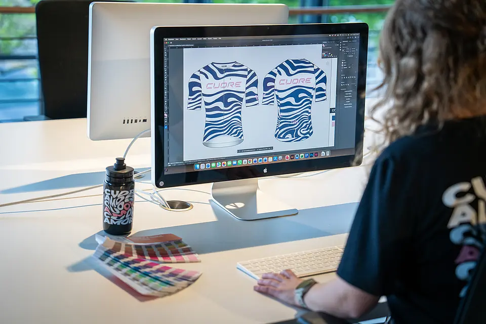 Ein Designer gestaltet ein individuelles Radtrikot für CUORE