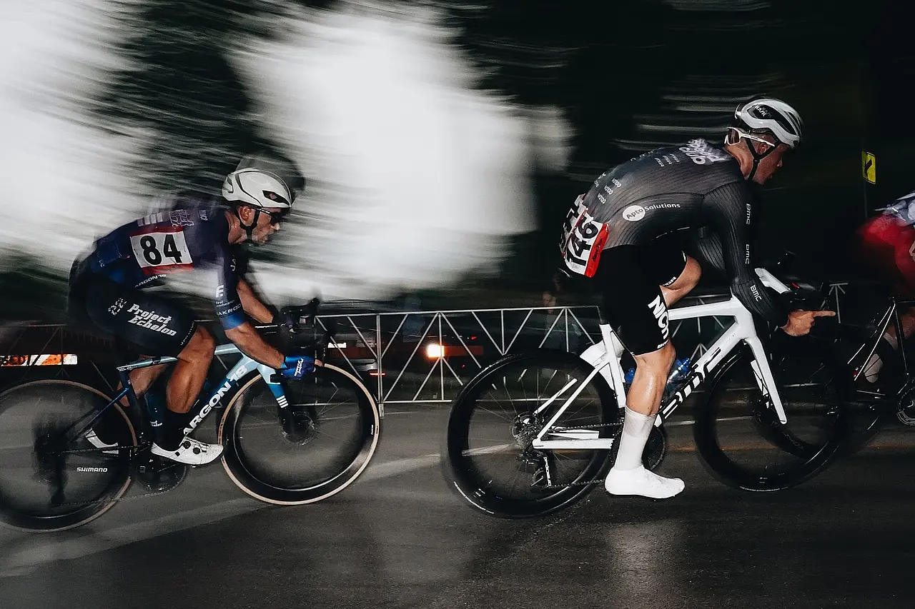 Radteam fährt Rennen in einem CUORE custom Einteiler