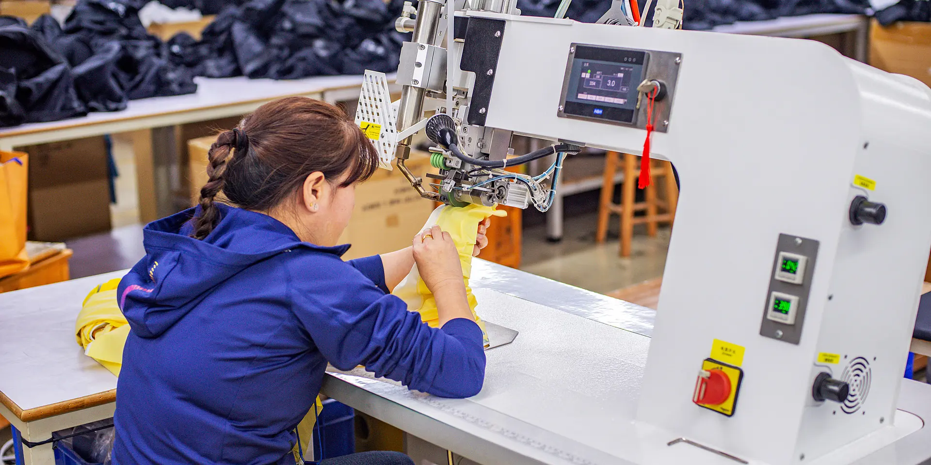 Eine Mitarbeiterin näht individuelle Radbekleidung in einer Produktionsstätte