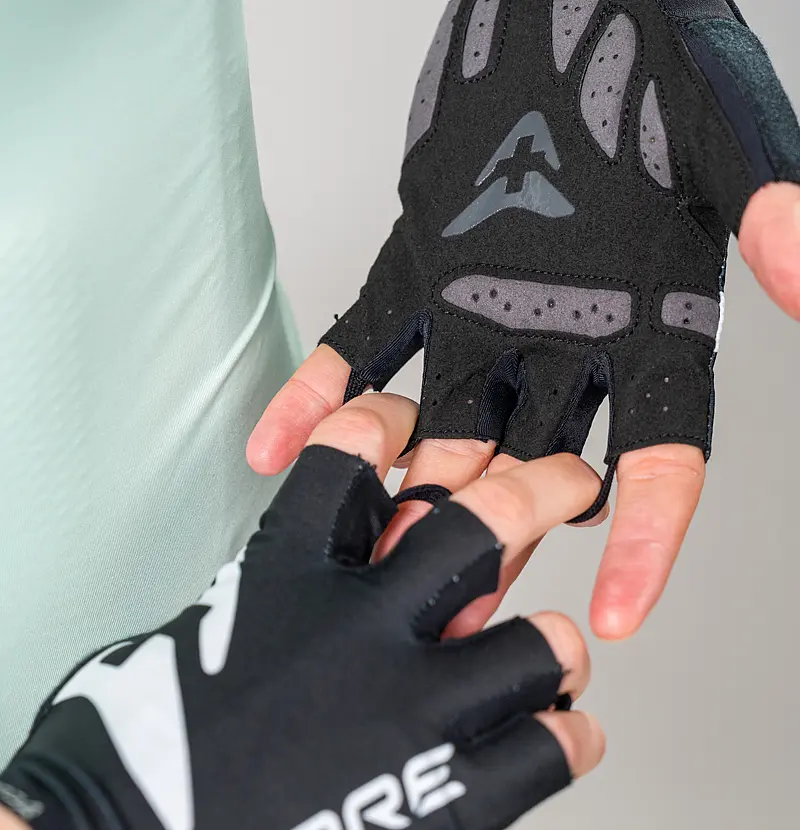 Perforierte Handfläche