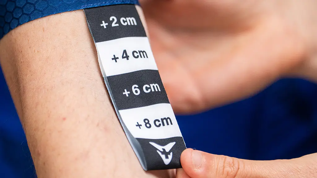 Tailoring tag zur Anpassung der Ärmellänge bei einem individuellen Radtrikot von CUORE